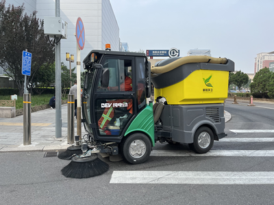 朝阳区环卫中心开启“节日模式” 增加巡回保洁频次，环卫机械高效运转